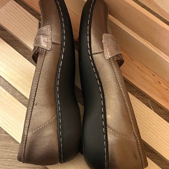 Clark’s Women’s Ashland Loafer in Metallic Bronze - Picture 5 of 7